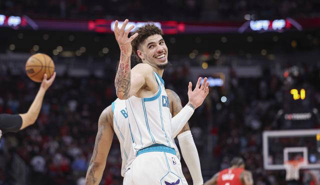 出色防守引发热议!,字母哥在切尔西比赛中出色防守气势如虹延续